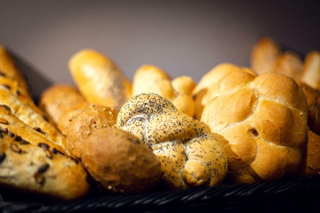 Michelangelo Grand Hotel Prague Exterior photo Bread