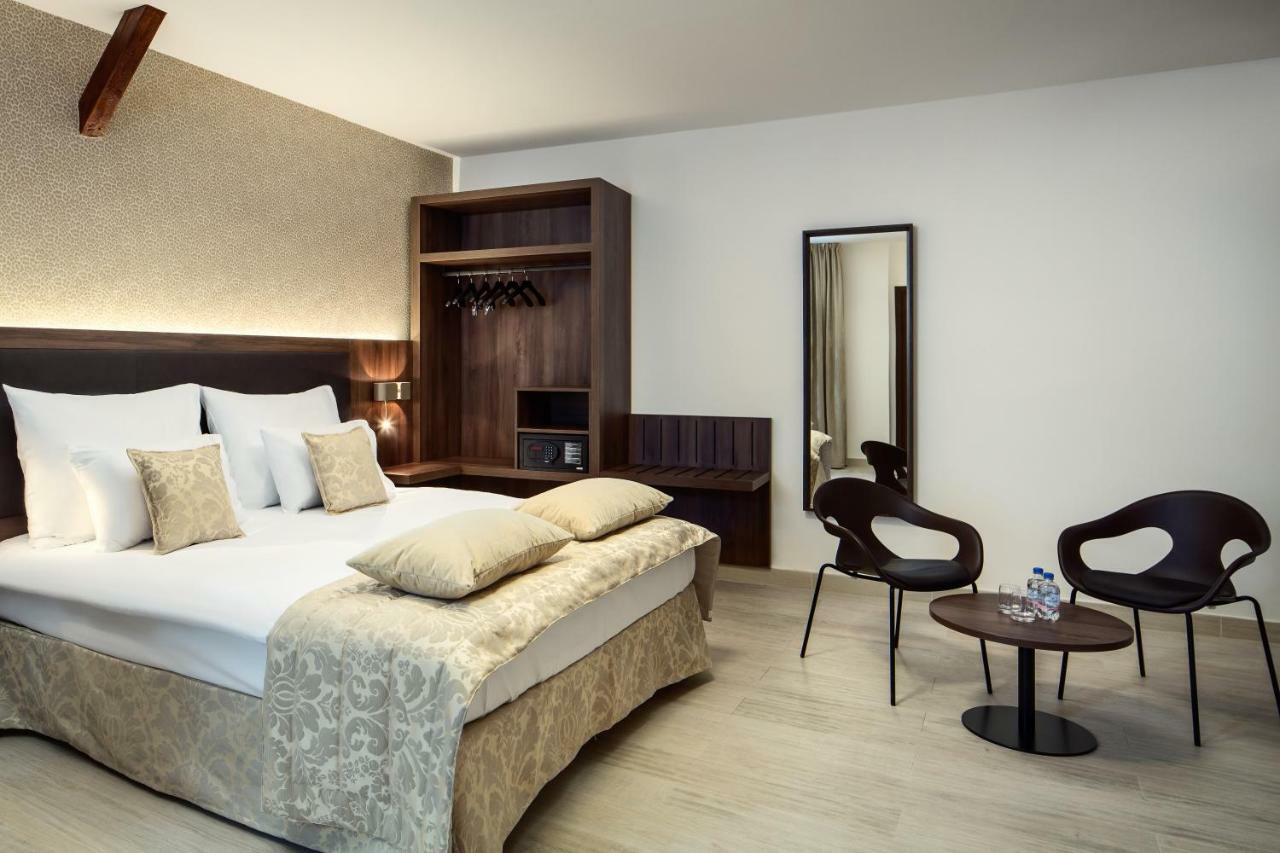 Michelangelo Grand Hotel Prague Exterior photo A room at the Hotel de la Paix